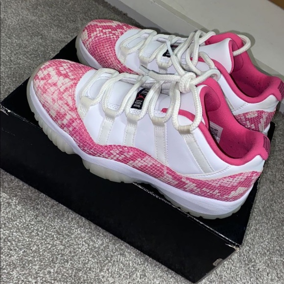 Women’s air jordan 11 retro low - Picture 4 of 6